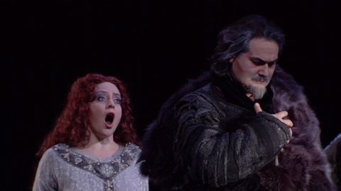 Evelyn Herlitzius as Leonora and Ildar Abdrazakov as Oberto. Screenshot © 2007 Opus Arte/ABAO 