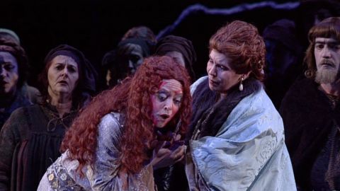 Evelyn Herlitzius as Leonora and Marianne Cornetti as Cuniza with members of the chorus, at the end of Act 2 of Verdi's 'Oberto'. Screenshot © 2007 Opus Arte/ABAO 