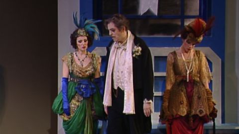 Carla Di Censo (Clorinda), Paola Gardina (Tisbe) and Alfonso Antoniozzi (Don Magnifico). Screenshot © 2006 RAI Trade