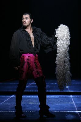 Erwin Schrott as Don Giovanni. Photo © 2007 Robert Millard 