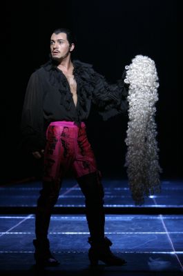 Erwin Schrott as Don Giovanni. Photo © 2007 Robert Millard