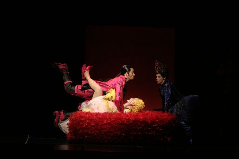 Don Giovanni (Erwin Schrott), Zerlina (Lauren McNeece) and Donna Elvira (Maria Kanyova). Photo © 2007 Robert Millard