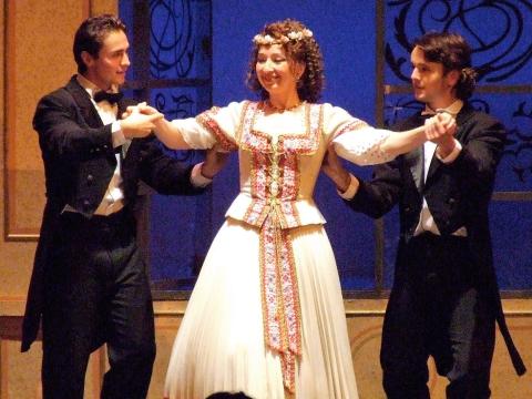 Dancers from Teatro Lirico D'Europa with Christin Molnar in the title role of Franz Lehár's 'The Merry Widow'. Photo © 2007 Robin Grant