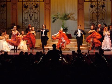 Dancers at Maximes. Photo © 2007 Robin Grant