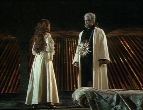 Pamina (Ileana Cotrubas) and Sarastro (Kurt Rydl) in 'Die Zauberflöte für Kinder'. Screenshot © 1982 ORF