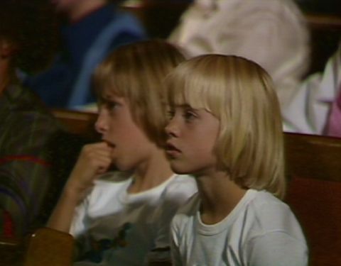 Children in the audience at 'Die Zauberflöte für Kinder'. Screenshot © 1982 ORF 