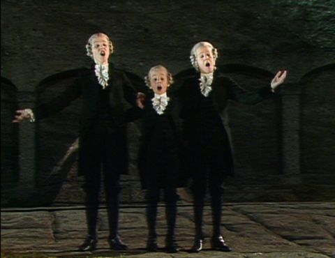 The three soloists from the Tölzer Knabenchor. Screenshot © 1982 ORF 