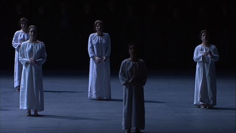 The final scene of 'Dialogues des Carmélites'. Screenshot © 2004 RAI Trade 