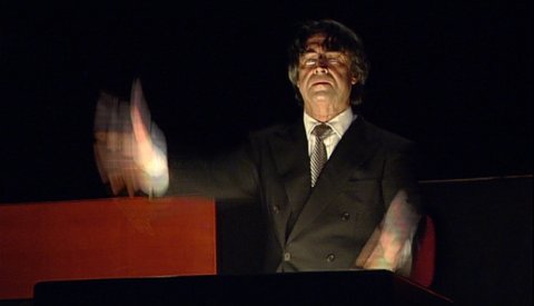 Riccardo Muti conducting Act 3 of 'Dialogues des Carmélites'. Screenshot © 2004 RAI Trade 