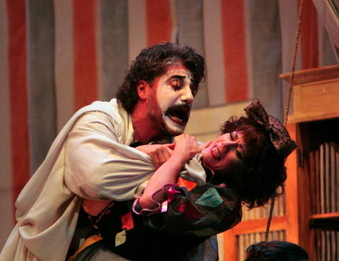 José Cura as Canio and Elizabeth Futral as Nedda in 'I Pagliacci' at San Diego Opera. Photo © 2008 Ken Howard 