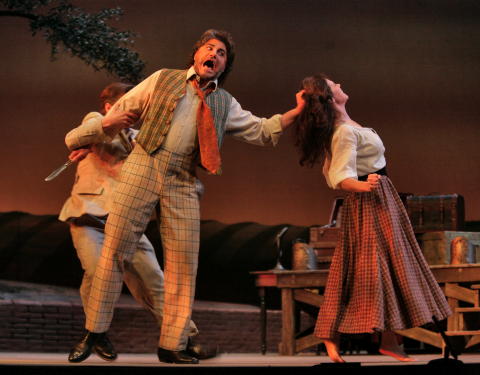 José Cura as Canio pulls Elzabeth Futral's hair, in 'I Pagliacci'. Photo © 2008 Ken Howard 