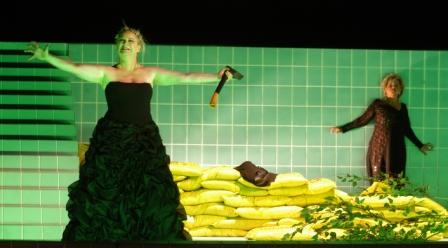 Nadine Secune (Elektra) and Agnes Baltsa (Clytaemnestra) as 'Elektra' builds towards its bloody climax. Photo © 2007 Vera Éder