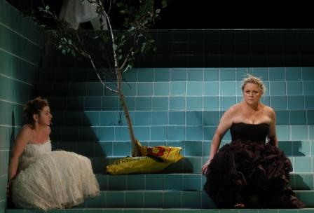 Eva Bátori as Chrysothemis and Nadine Secunde as Elektra have a stand-off in the Strauss-Sophocles-Hofmannsthal 'Elektra'. Photo © 2007 Vera Éder