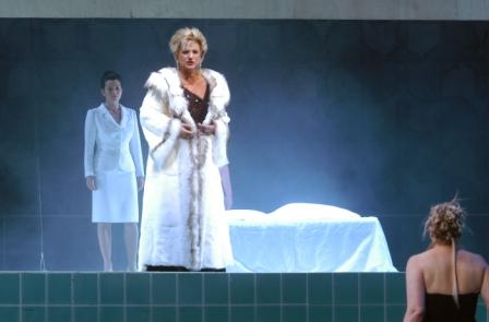 Agnes Baltsa as a luxuriant Klytaemnestra, with Nadine Secunde as Elektra. Photo © 2007 Vera Éder