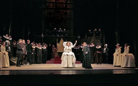 A scene from San Diego Opera's 'Mary, Queen of Scots' ('Maria Stuarda'). Photo © 2008 Ken Howard 