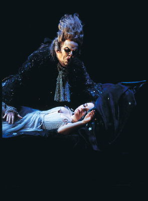 A scene from Die Zauberflöte. © Opus Arte