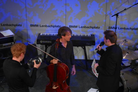 Gerhardt's interview with members of the local media after his in Munich performance. Photo © 2008 Frank Langbein