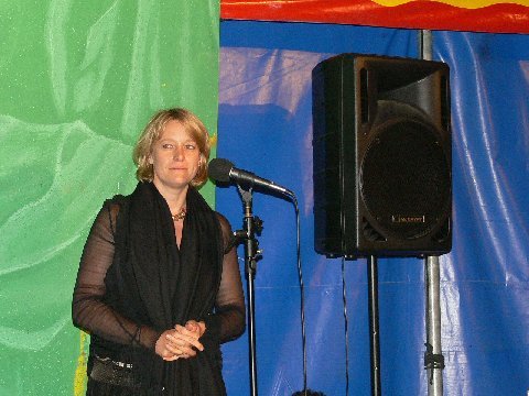 Conductor Cornelia von Kerssenbrock announcing special guest Alik Abdukayumov. Photo © 2008 Philip Crebbin