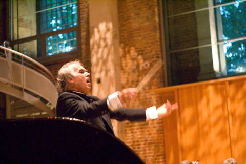 Leslie Bunt conducting at St Luke's. Photo © 2008 Steve Kelynack