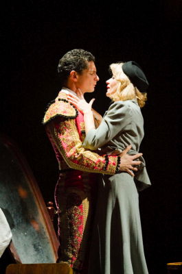 Nicholas Garrett (Escamillo) and Leah Marian Jones (Carmen). Photo © 2008 Robert Workman