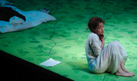 Frankó Tünde, the second cast Tatyana, in the letter scene. Photo © 2008 Vera Éder 