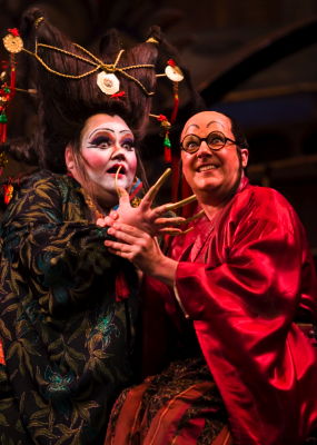 Stephanie Blythe as Katisha and Neal Davies as Ko-Ko in Arizona Opera's 'The Mikado'. Photo © 2008 Tim Fuller 