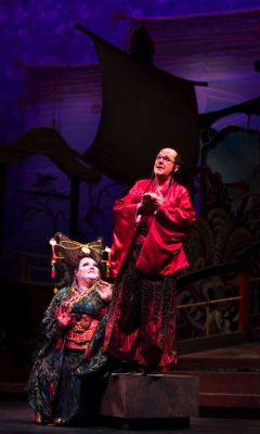 Stephanie Blythe as Katisha and Neal Davies as Ko-Ko in Arizona Opera's 'The Mikado'. Photo © 2008 Tim Fuller 