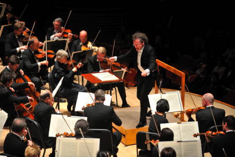 Franz Welser-Möst and the Cleveland Orchestra play Shostakovich's Leningrad Symphony at Miami's Adrienne Arsht Center for the Performing Arts. Photo © 2009 Roger Mastroianni