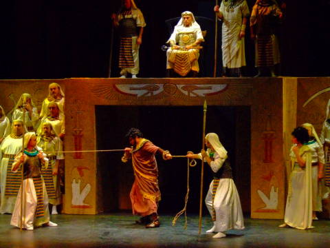 Amonasro (Marian Jovanovsky) tries to escape from the Egyptians who hold him captive. Photo © 2009 Slava Mudry