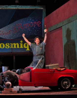 Dimitri Pittas as Nemorino in Santa Fe Opera's production of 'L'elisir d'amore'. Photo © 2009 Ken Howard