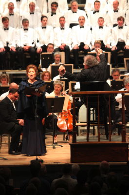 Hei-Kyung Hong, James Levine and members of the Boston Symphony Orchestra and Tanglewood Festival Chorus performing Brahms' German Requiem. Photo © 2009 Hilary Scott