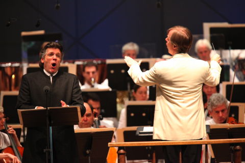 Thomas Hampson with David Robertson and members of the Boston Symphony Orchestra. Photo © 2009 Hilary Scott