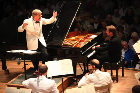 Leif Ove Andsnes with Thomas Dausgaard and members of the Boston Symphony Orchestra at Tanglewood on 2 August. Photo © 2009 Hilary Scott