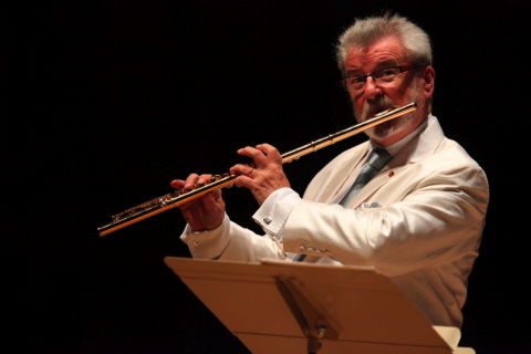 James Galway playing at Tanglewood's Seiji Ozawa Hall on 29 July. Photo © 2009 Hilary Scott