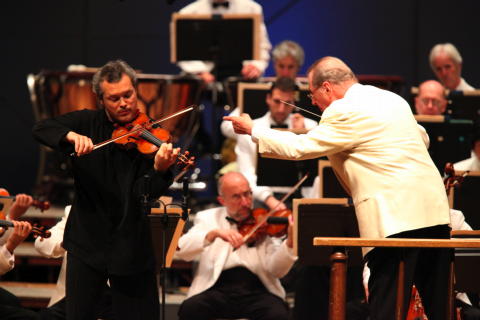 Vadim Repin and Rafael Frühbeck de Burgos with members of the Boston Symphony Orchestra. Photo © 2009 Hilary Scott