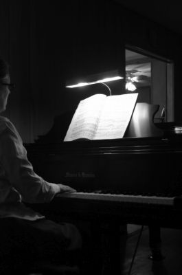 Carolyn Ellis playing her Mason & Hamlin piano. Photo © 2009 Martin Ellis