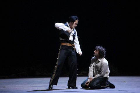 Erwin Schrott (Escamillo) and Jonas Kaufmann (Don José) duel in Act 3 of the 2009 La Scala Milan production of 'Carmen'. Photo courtesy of Teatro alla Scala